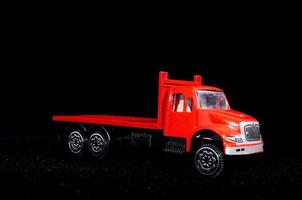 gros plan de camion jouet rouge photo