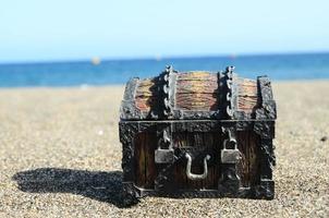 petit coffre au trésor sur la plage photo