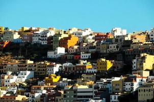 vue d'une ville sur les collines photo