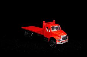 camion miniature sur fond noir photo