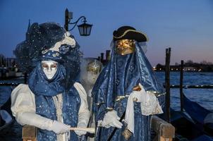 personnes non identifiées portant des masques de carnaval au carnaval de venise à venise, italie, vers février 2022 photo