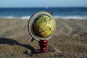 globe sur le sable photo