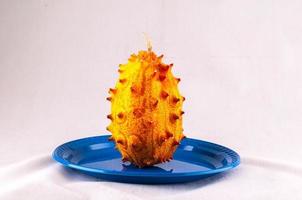 fruits kiwano isolés sur une assiette photo