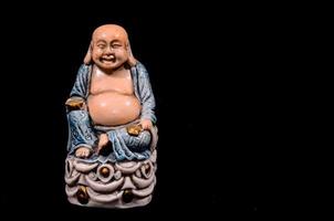 miniature de bouddha sur fond sombre photo