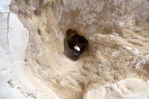 grotte dans les falaises de craie du sud d'israël. photo