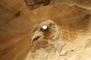 grotte dans les falaises de craie du sud d'israël. photo