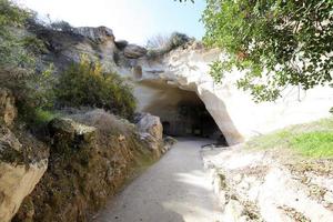 grotte dans les falaises de craie du sud d'israël. photo