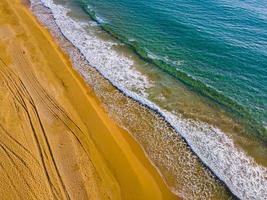 photo aérienne de la mer et de la plage