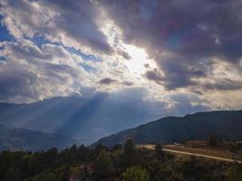 filtrage parfait des rayons du soleil à travers les nuages photo