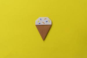 instruction photo étape par étape comment faire une petite glace en origami. bricolage simple avec le concept des enfants pour enfants. collage de la photo des étapes.