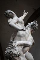 le viol de proserpine, statue renaissance de giambologna, florence, italie. photo