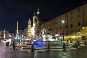 piazza navona, à rome, italie, avec la célèbre fontaine du bernini de nuit. photo