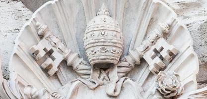 symbole de l'état du vatican - deux clés croisées et un diadème, état de la cité du vatican. photo