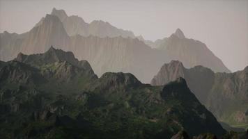 paysage de montagnes rocheuses des alpes dolomites photo