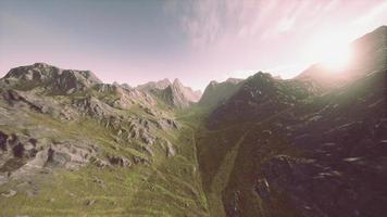 paysage de montagnes rocheuses des alpes dolomites photo