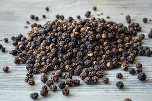 grains de poivre d'une plante de poivre noir piper nigrum photo