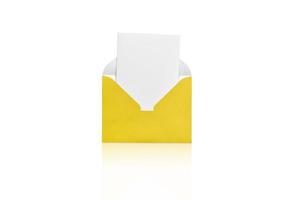 enveloppe ouverte jaune avec une feuille blanche sur fond blanc. place pour votre texte photo