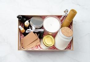 coffret cadeau avec outils de fabrication de bougies, bougie, cire de soja, mèches et bouteilles d'huile aromatique photo