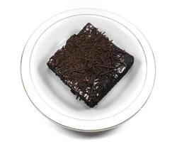 gâteau forêt noire sur fond blanc photo