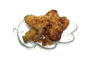 ayam serundeng, poulet frit avec noix de coco râpée. photo