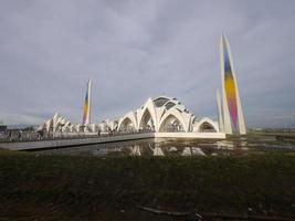 belle vue sur la mosquée al jabbar à bandung, indonésie photo