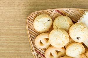 biscuits au beurre dans un bol en bambou photo