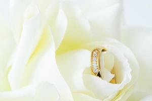 Close up bague de mariage sur blanc photo