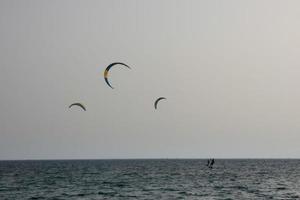 planche à voile, kitesurf, sports nautiques et éoliens propulsés par des voiles ou des cerfs-volants photo