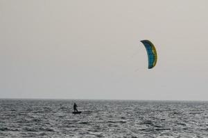 planche à voile, kitesurf, sports nautiques et éoliens propulsés par des voiles ou des cerfs-volants photo