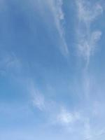nuages blancs dans le ciel bleu. ciel et infini. beau fond bleu clair. peu nuageux, beau temps. nuages bouclés par une journée ensoleillée. photo