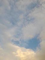 beaux nuages blancs sur fond de ciel bleu profond. image élégante de ciel bleu à la lumière du jour. de grands nuages doux et moelleux couvrent tout le ciel bleu. photo