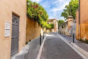 vue des rues. rue idyllique confortable avec des portes et des murs colorés. sud traditionnel, bâtiments méditerranéens et rues étroites photo