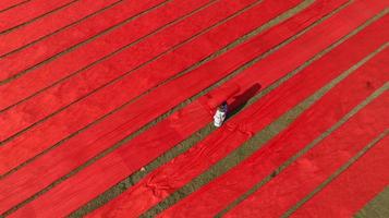 Tissu rouge de séchage au Bangladesh photo