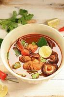 tom yum kung thai soupe épicée chaude crevettes photo