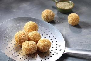 boule de sésame chinois ou kuih bom ou onde-onde photo