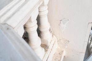 mur endommagé par l'eau dans une vieille maison. intérieur du bâtiment endommagé par l'eau. mur de la maison cassé. fissure dans le béton du mur. photo