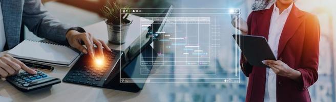 analyste travaillant avec un ordinateur dans un système d'analyse d'entreprise et de gestion de données pour créer un rapport avec des kpi et des métriques connectés à la base de données. stratégie d'entreprise pour les finances, les opérations, les ventes, le marketing photo