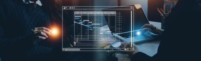 analyste travaillant avec un ordinateur dans un système d'analyse d'entreprise et de gestion de données pour créer un rapport avec des kpi et des métriques connectés à la base de données. stratégie d'entreprise pour les finances, les opérations, les ventes, le marketing photo