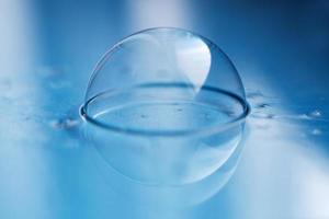 bulle de savon en gros plan. fond abstrait eau bleue photo