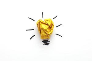 ampoule de papier jaune froissé comme concept idée créative et innovation photo