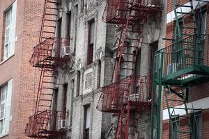 petite italie new york bâtiments échelles de secours escalier de secours photo