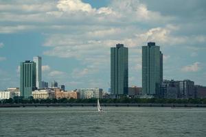 gratte-ciel du new jersey vue de new york paysage urbain depuis l'île de la liberté de la rivière hudson photo