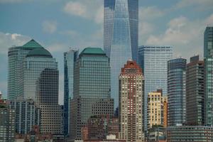 vue sur le paysage urbain de new york depuis l'île de la liberté de la rivière hudson photo