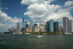 vue sur le paysage urbain de new york depuis l'île de la liberté de la rivière hudson photo
