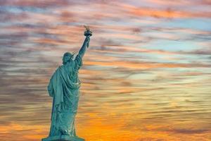 statue de la liberté new york city usa au coucher du soleil photo