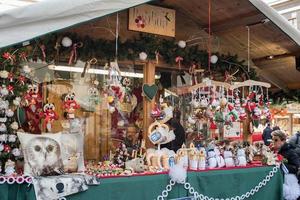 trento, italie - 1er décembre 2015 - personnes au marché de noël traditionnel photo