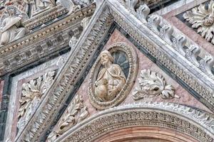 Vue extérieure de la cathédrale du dôme de Sienne détail de la statue photo