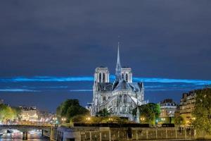 notre dame paris vue de nuit photo