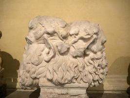 ancienne statue de sculpture de figure romaine en marbre photo