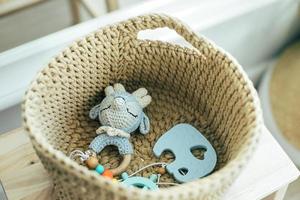 trucs et accessoires pour bébés dans un panier tricoté. concept écologique et zéro déchet. photo